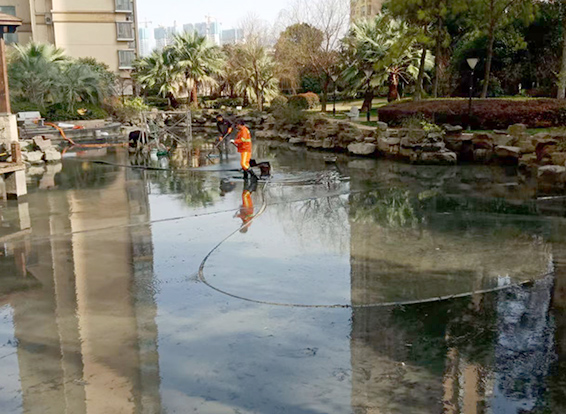 路南景观池淤泥清理