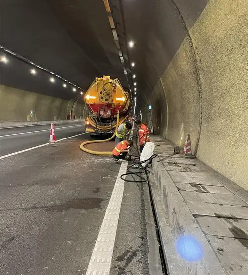 路南隧道排水渠清淤